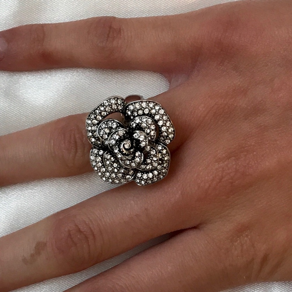 Crystal floral statement ring - Picture 3 of 6